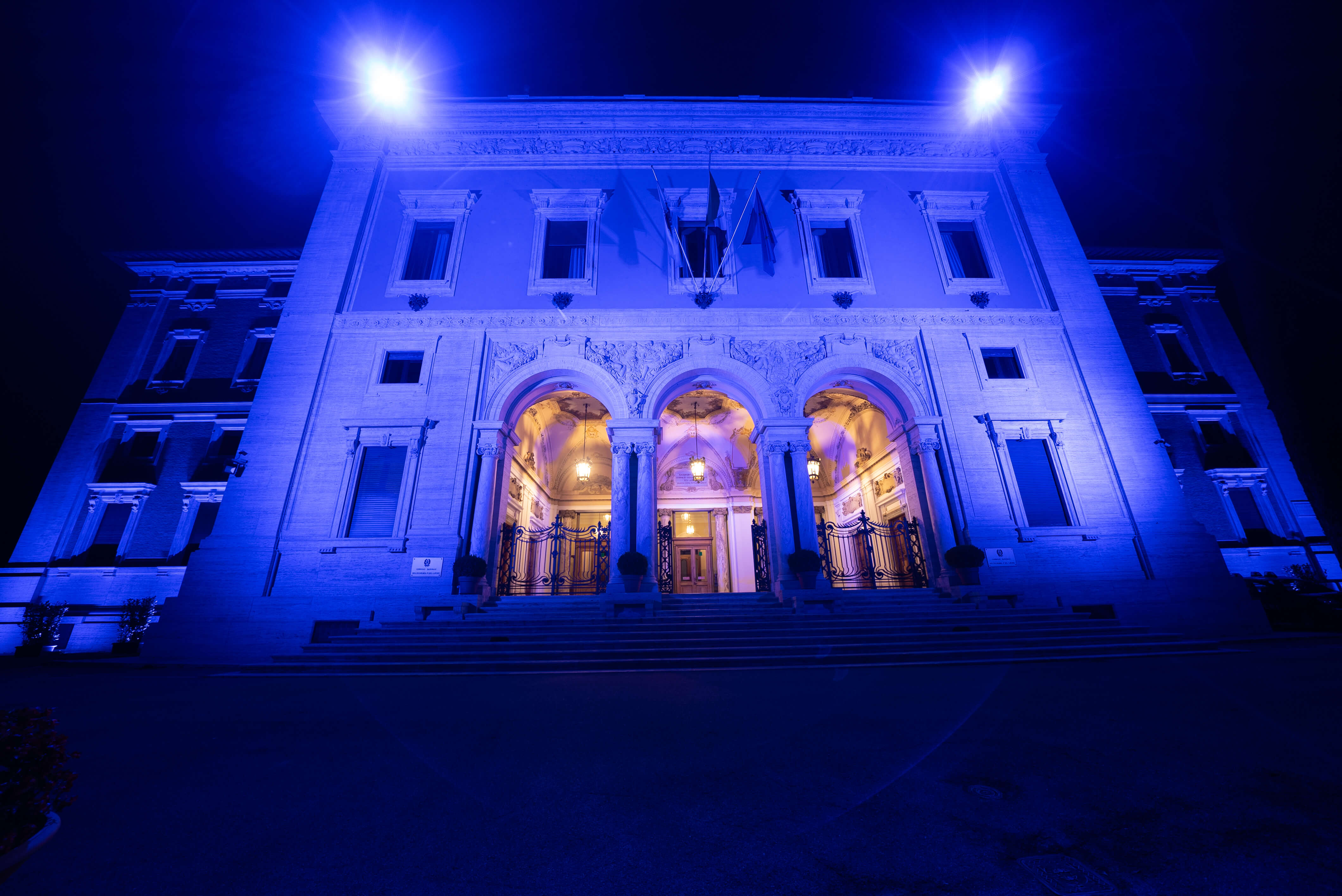 GIORNATA INTERNAZIONALE DEI BAMBINI SCOMPARSI. IL CNEL SI ILLUMINA DI BLU
